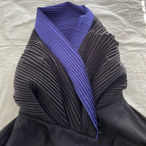 The “Mini” of the “DONATELLA”  classic reversible coat with pleated hood - Picture 13 of 16